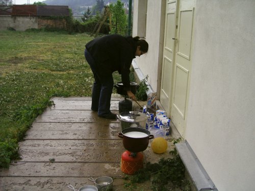 Vaření na zemi, venku a v dešti