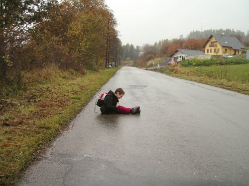 Mareček sedí na silnici